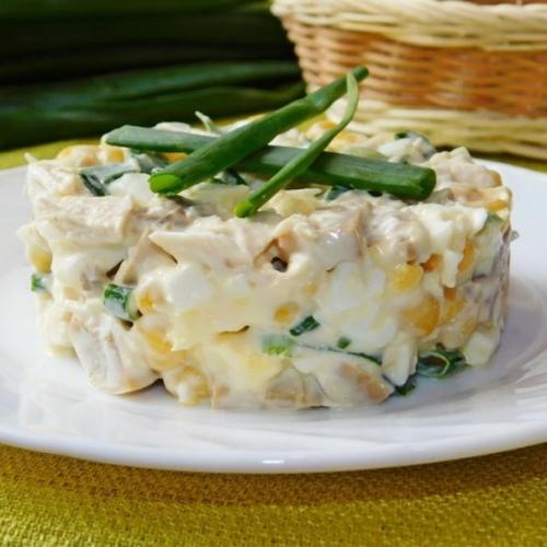 Салат с грибами, курицей и кукурузой.