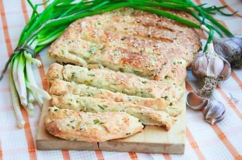 Луковo - cыpный xлеб.