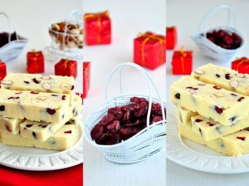 Шоколадные батончики со сгущёнкой, орехами и клюквой.