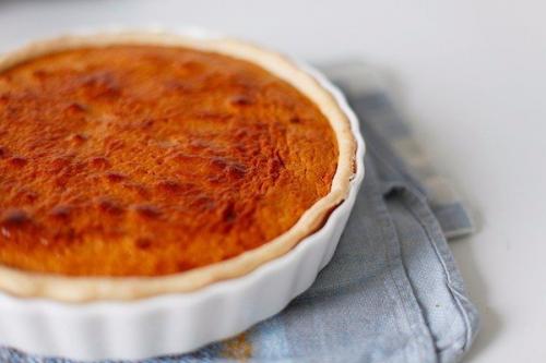 Пирог с яблоками и вареной сгущенкой.