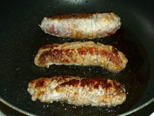 Мясные рулетики.  Мясные рулетики - блюдо, с которым можно экспериментировать бесконечно, выбирая любую начинку и способы приготовления. 06