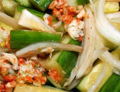 Огурцы по-корейски.   Многие любят покупать на рынках различные овощные салаты по-корейски. 04