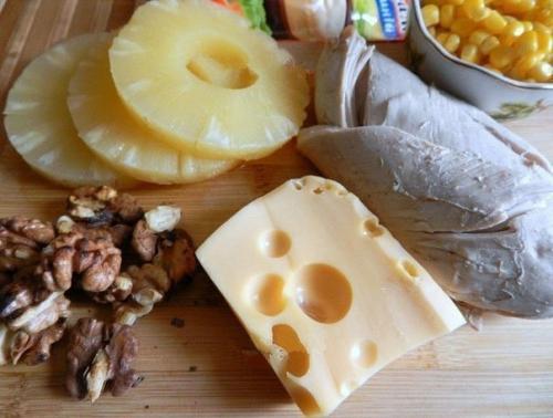 Салат с курицей и ананасом?