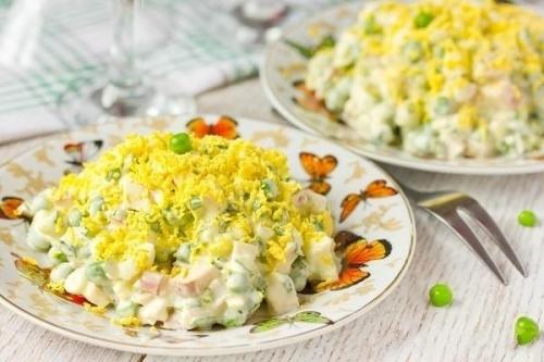 Салат с копчёной курицей и зелёным горошком.