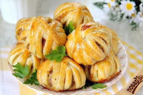 Мясные шарики в слоеном тесте.