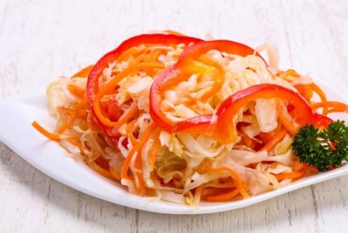 Квашеная капуста с морковью и сладким перцем.