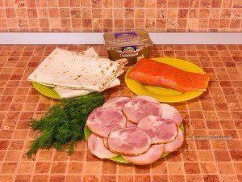 Рулетики из лаваша с семгой и ветчиной. 01