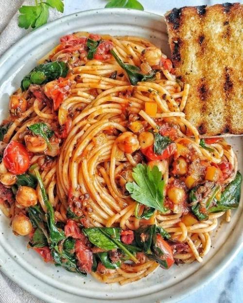 Сытные спагетти в томатном соусе. 04