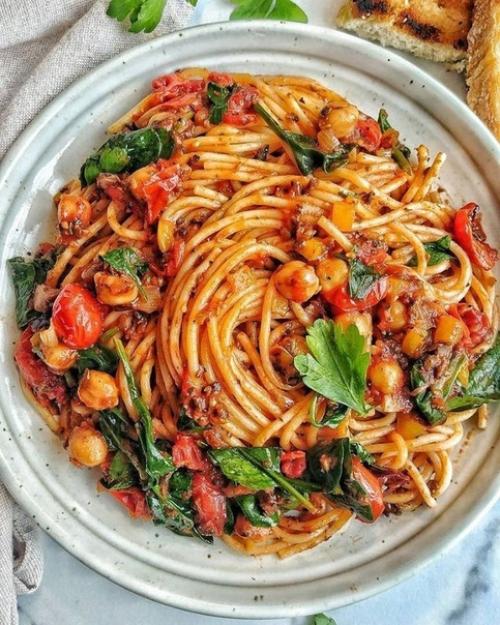 Сытные спагетти в томатном соусе.