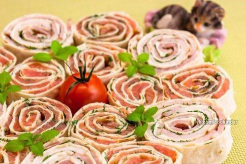 Рулетики из лаваша с семгой и ветчиной.