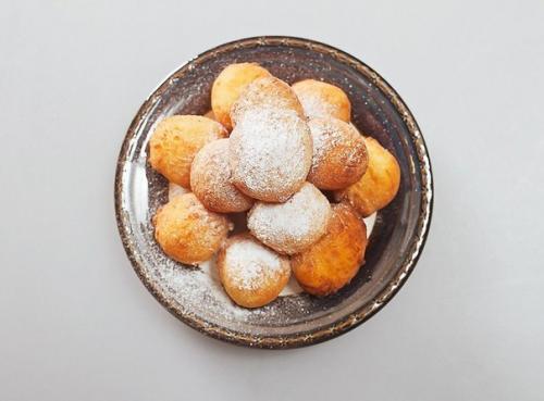 Творожные пончики в сахарной пудре.