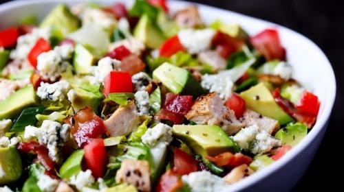 Салат с авокадо, курицей и брынзой.
