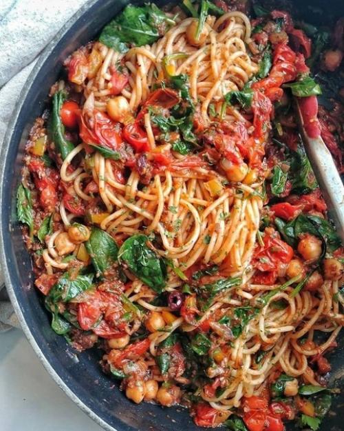 Сытные спагетти в томатном соусе. 03