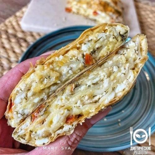 Пикaнтный рyлет из лaвашa.