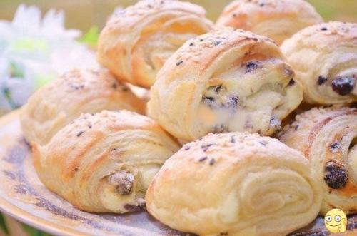 Слоёные булочки с творожной начинкой и изюмом. Слоёные булочки с творожной начинкой и изюмом.
