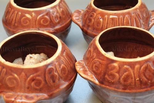 Горшочки в духовке с гречкой и свининой. Гречка со свининой в горшочке.