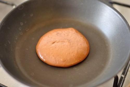 Шоколадные панкейки с бананами и карамелью. 07