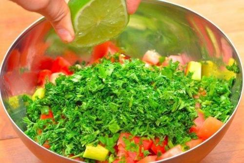 Салат из помидоров и авокадо. 03