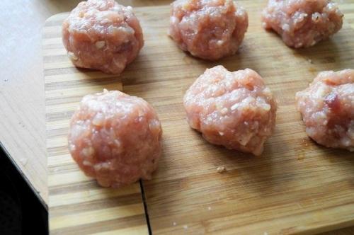 Соленые клубочки с мясным фаршем под сыром. 02