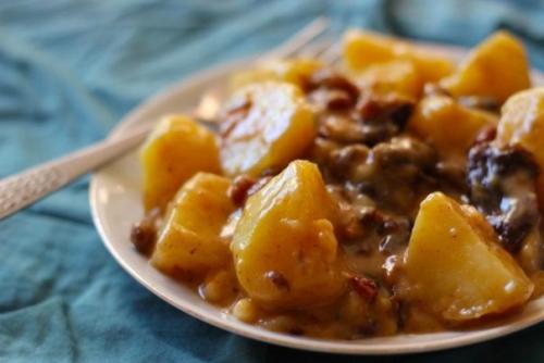 Картофель с черносливом.