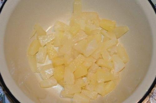 Салат с ананасами, сыром и чесноком. 01