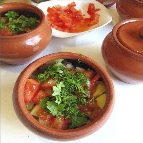 Мясо в горшочках по селянски.