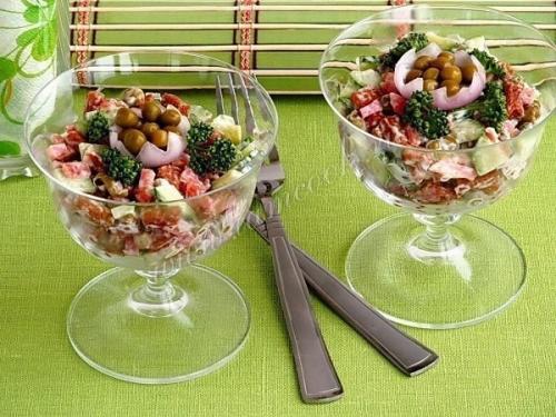 Салат с сухариками и копчёной колбасой.