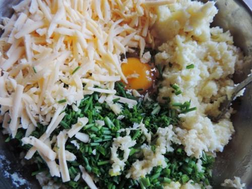 Картофельно - творожные лепешки с зеленью. 02