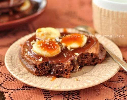 Шоколадные панкейки с бананами и карамелью. 01