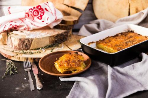 Картофельный гратен.  Это очень простое и универсальное блюдо, оно отлично подойдет для ужина.