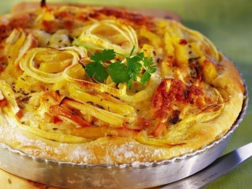 Картофельно - луковый пирог с яблоками.