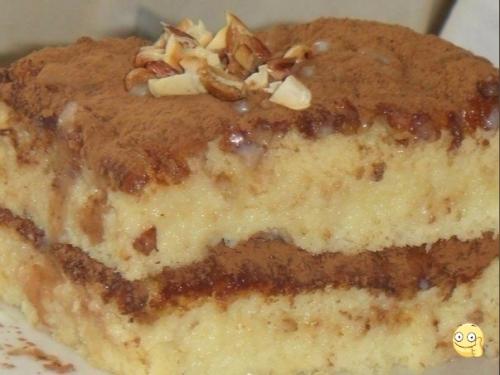 Бисквитный тoрт пропитaнный cгyщенкой.