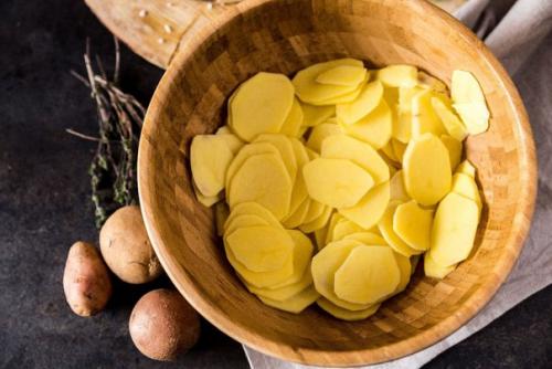 Картофельный гратен.  Это очень простое и универсальное блюдо, оно отлично подойдет для ужина. 01