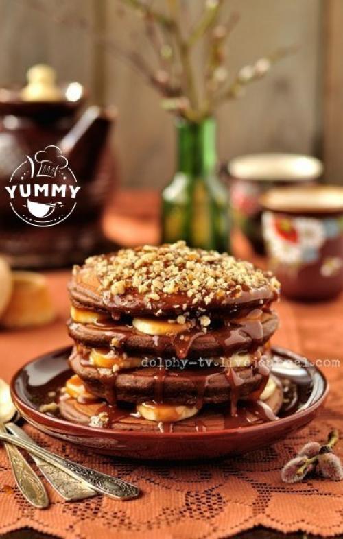 Шоколадные панкейки с бананами и карамелью.