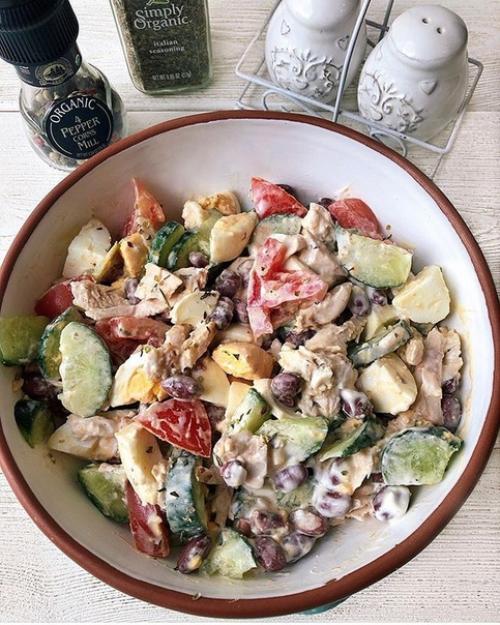 Салат с куриной грудкой и фасолью.