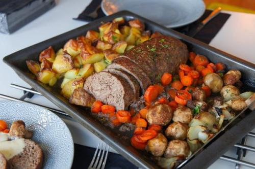 Запеченный мясной рулет с грибами и овощами?