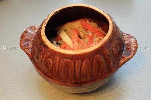 Горшочки в духовке с гречкой и свининой. Гречка со свининой в горшочке.