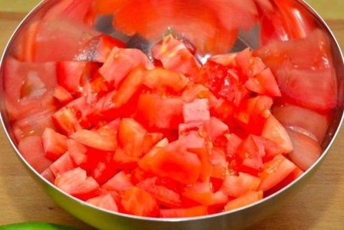 Салат из помидоров и авокадо. 01