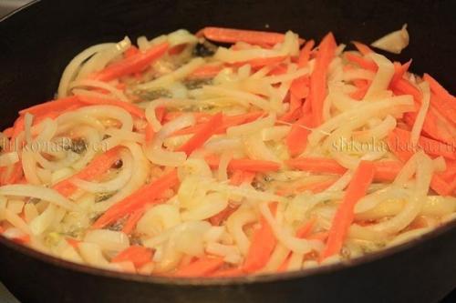 Горшочки в духовке с гречкой и свининой. Гречка со свининой в горшочке.