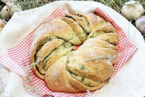 Пирог с чесноком и травами.