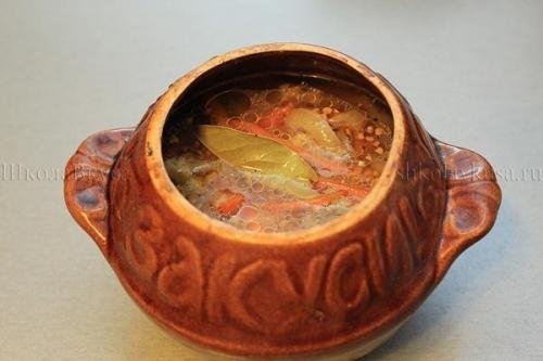 Горшочки в духовке с гречкой и свининой. Гречка со свининой в горшочке.