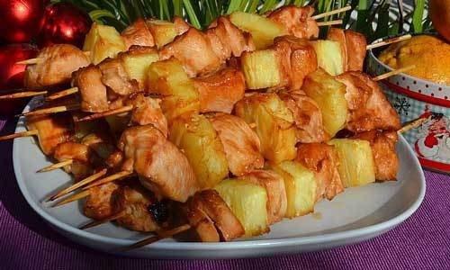 Шашлык в духовке из курицы и ананаса.