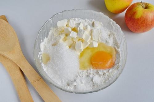 Воздушный творожный пирог с яблоками. 01