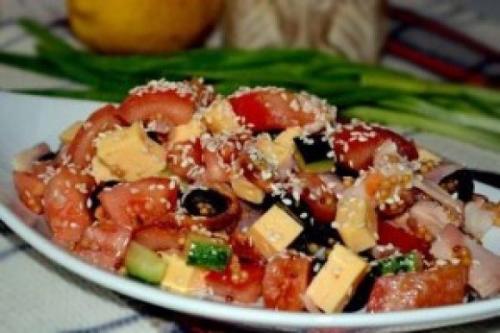 Салат с курицей, овощами и кунжутом. 03