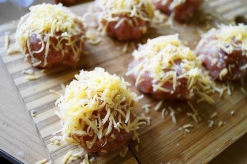 Соленые клубочки с мясным фаршем под сыром. 03
