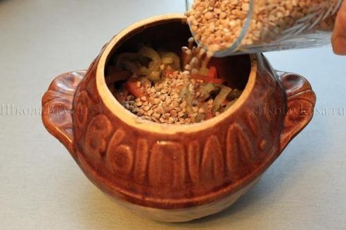 Горшочки в духовке с гречкой и свининой. Гречка со свининой в горшочке.