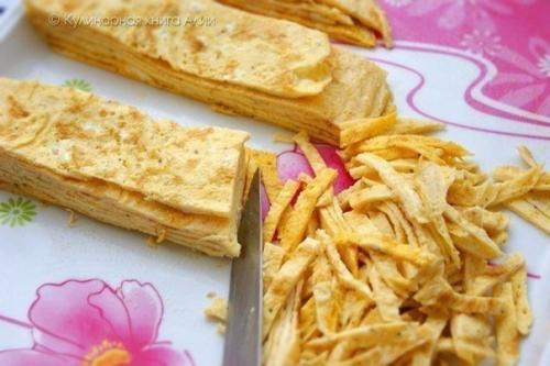 Салат с курицей и яичными блинчиками. 02