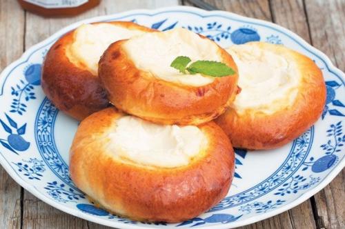 Мы печем ватрушки дома.