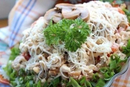 Салат Аппетитный с куриным филе.