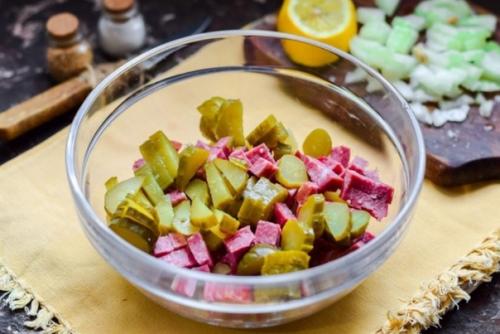 Салат из колбасы и маринованного лука. 01